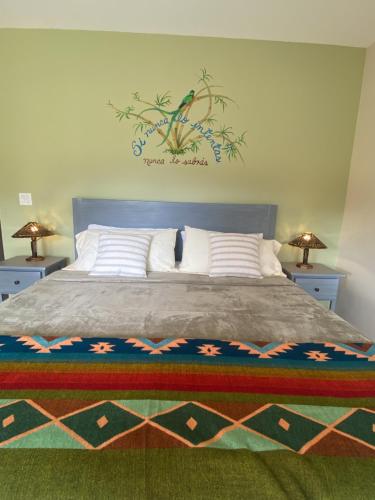 um quarto com uma cama grande e 2 mesas de cabeceira em Inn The Coffeepot - Boutique Hotel em Boquete