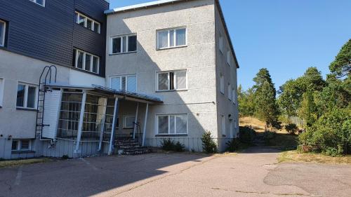 an apartment building with its door open next to a driveway at Vanha-Merivartioasema in Kotka