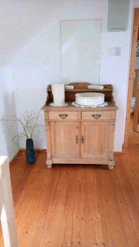 drewniana szafka w pokoju z drewnianą podłogą w obiekcie Landhaus im Hunsrück w mieście Henau