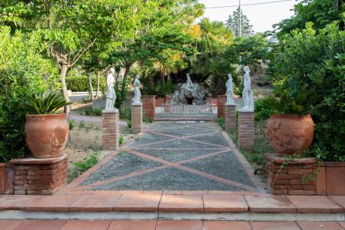 Un jardín fuera de Villa Can Bagués