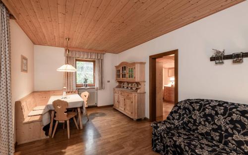 uma sala de estar com uma mesa e um sofá em Raschötzhof em Funes