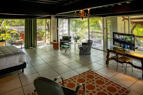 a bedroom with a bed and a desk and chairs at CASA CHU in Xochitepec