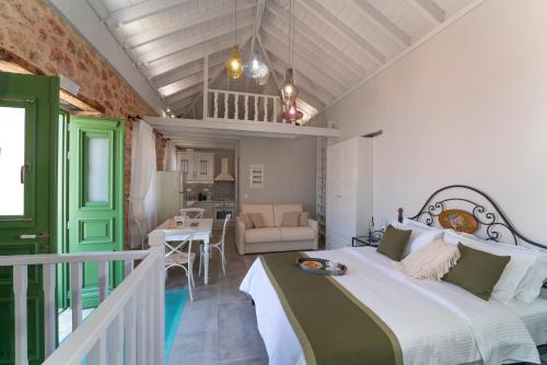 1 dormitorio con 1 cama y balcón en Muse Clio, en Halki