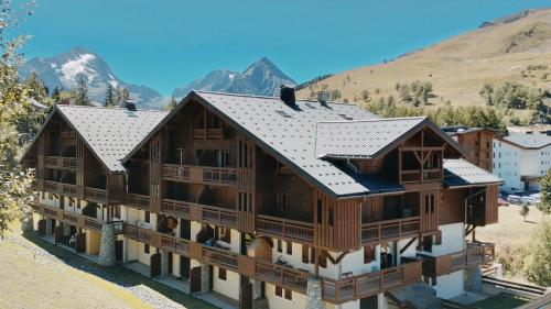 T2 Meublé Tourisme 3 etoiles, pied des pistes-parking privé avec balcon et superbe vue