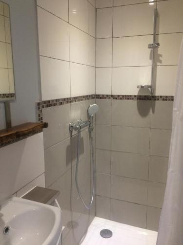 une salle de bain avec douche et lavabo dans l'établissement La Galerie, à La Chaume