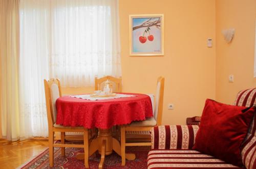 een eetkamer met een rode tafel en stoelen bij Mostar Orient in Mostar