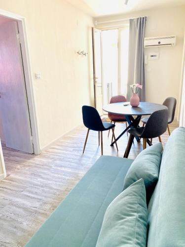 a living room with a couch and a table at Il Caveau dell'Etna in Nicolosi