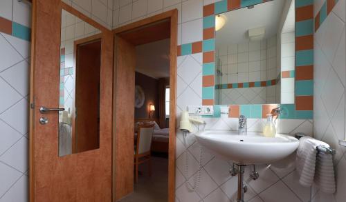 Ein Badezimmer in der Unterkunft Hofgut Langenborn Wohnen auf Zeit möblierte Apartments Aschaffenburg Alzenau Frankfurt