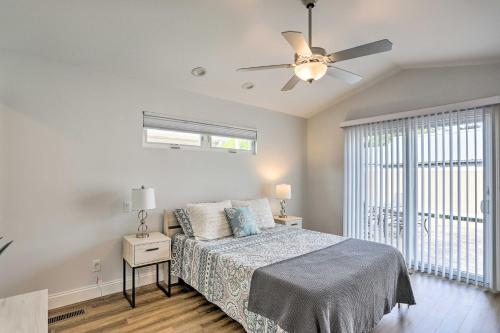 um quarto com uma cama e uma ventoinha de tecto em Port Clinton Home with Lake Views! em Port Clinton