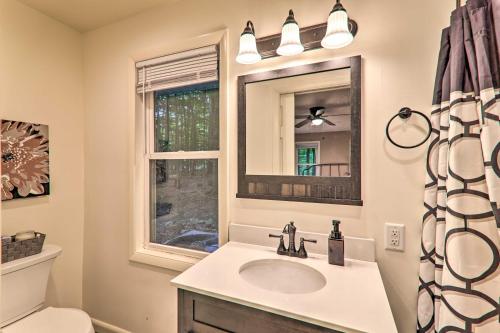 un baño con lavabo y espejo en Sunroom, Fire Pit and Sauna Lake Locust Village Gem, en Pocono Lake