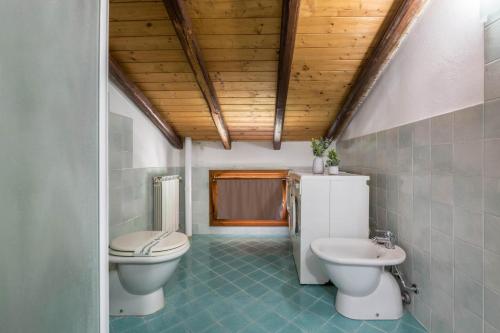 a bathroom with two toilets and a sink at Mansarda con vista lago in Sulzano