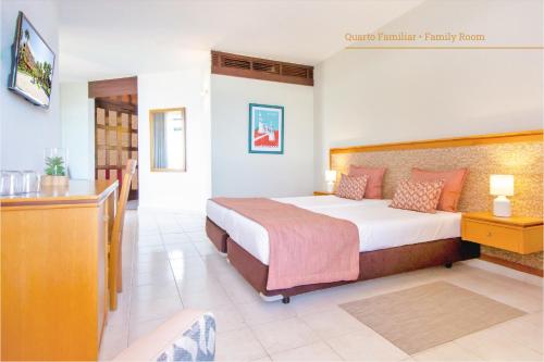 Giường trong phòng chung tại Auramar Beach Resort