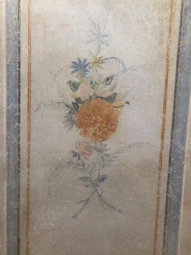 a painting of a bouquet of flowers on a wall at Hotel Villa Montanarini in Villarotta