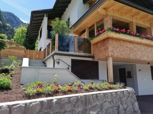 ein Haus mit einem Balkon mit Blumen darauf in der Unterkunft Apart Pichler in Schlitters