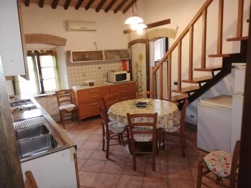 a kitchen and dining room with a table and chairs at Confortevole locale in Rosignano Marittimo