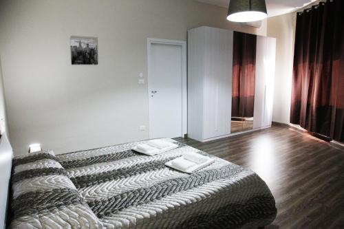 a bedroom with a bed with two towels on it at Affittacamere Sogni D'oro in Lamezia Terme