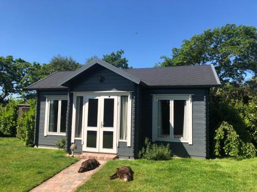 Gallery image of Modern Summerhouse in Lymington