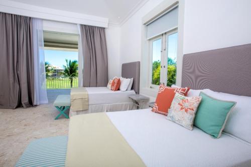 Habitación de hotel con cama y sofá en Amazing golf villa at luxury resort in Punta Cana, includes staff, golf carts and bikes, en Punta Cana