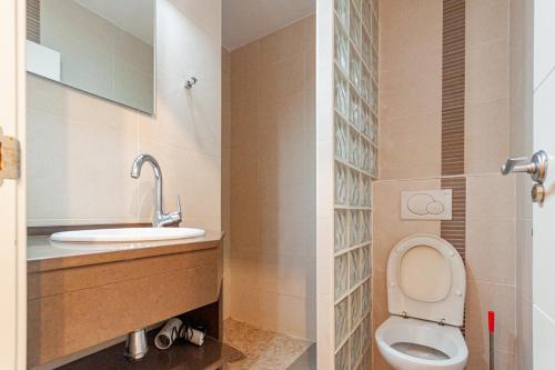 a bathroom with a toilet and a sink at Clipper 309 in La Manga del Mar Menor