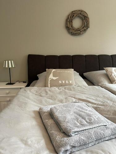 a bed with two towels sitting on top of it at Goethestrasse Appartements in Hameln