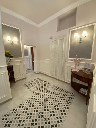 a bathroom with a black and white tile floor at DIMORA LE PIETRE DEL MARE in Pizzo