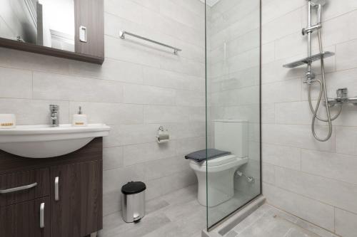 Ett badrum på Diamanti Apartments Downtown Limenas Thasos