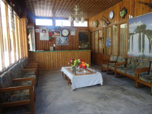 KārandūkaiにあるHotel Marcopolo kalamのダイニングルーム(テーブル、椅子付)、