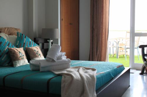 una camera da letto con un letto e asciugamani di CAPITAN 2 CENTRO FUENGIROLA a Fuengirola