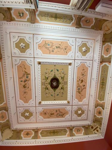 a coffered ceiling with a painting on it at DIMORA LE PIETRE DEL MARE in Pizzo