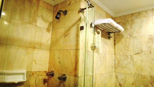 حمام في فندق أرنوما بانكوك - SHA Plus