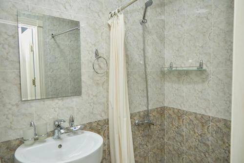 Bilik mandi di Hotel Muqaddas