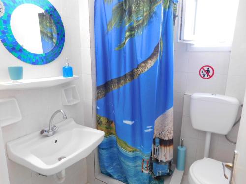 bagno con lavandino e tenda doccia di Yacht Front Studio - Back Yard - No 7 a Ios Chora