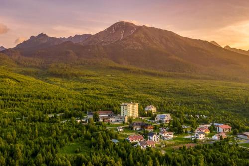 Et luftfoto af Hotel Granit Tatranske Zruby