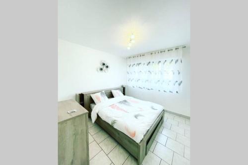 una piccola camera con letto e pavimento piastrellato di Magnifique 2P à deux pas de la plage a Cagnes-sur-Mer