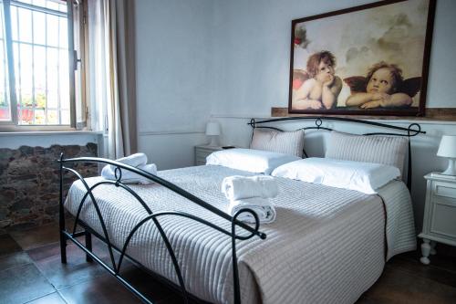 a bedroom with a bed and a painting on the wall at Il Riparo in Guardialfiera