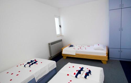 two beds with people on them in a room at Apartment Pčelica Maja in Podstrana