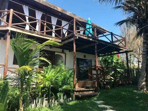 une maison avec un toit en bois dans l'établissement The Spot - Beachfront Sports Pousada, à Icaraí