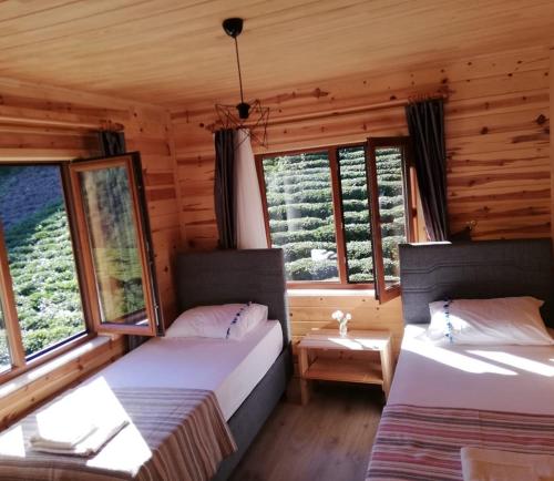 sypialnia z 2 łóżkami w drewnianym domku w obiekcie Viceminiotel w mieście Rize