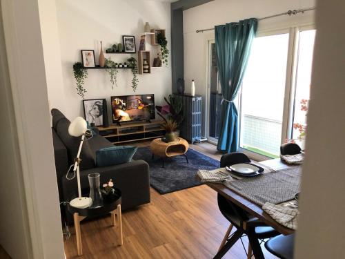 un salon avec un canapé et une cheminée dans l'établissement Magnifique T3 Dans Une Résidence Au Centre De Toulon, à Toulon