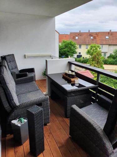 Un balcón con 2 sillas y una mesa en una terraza. en Exklusivwohnung Leipzig Flughafen, en Landsberg