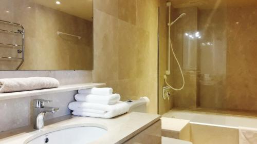 A bathroom at 3 bedroom Penthouse in Sotogrande Puerto Deportivo