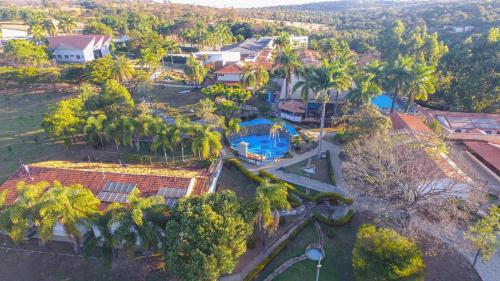 雅博蒂卡圖巴斯的住宿－Village Resort，享有带游泳池的房屋的空中景致