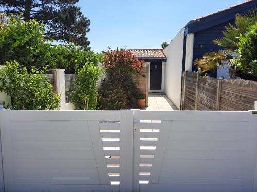 una puerta de garaje blanca frente a una casa en VILLA PRIVEE A 300M DE LA PLAGE, en Saint Gilles Croix de vie