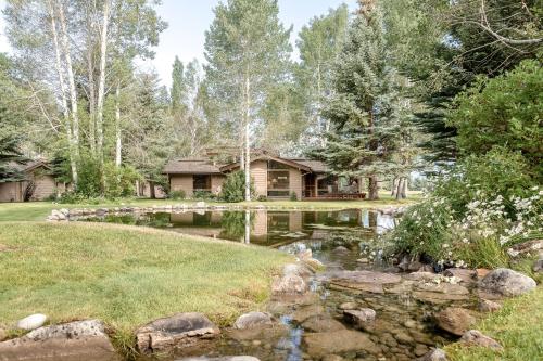 uma casa com um lago em frente a uma casa em Golf Creek 31 em Jackson