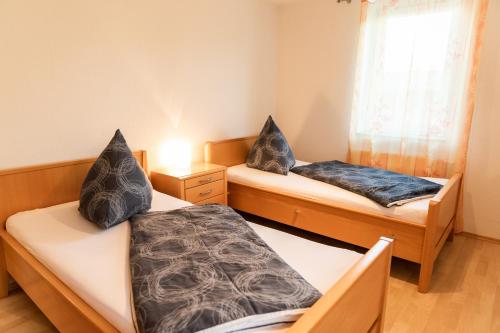 a room with two beds and a window at Ferienwohnung Andreas in Tettnang