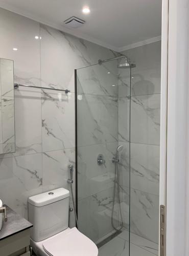 The Nest Apartment tesisinde bir banyo