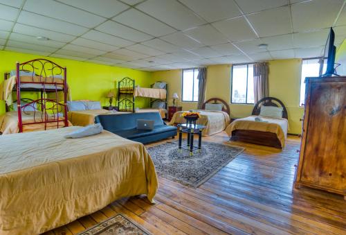 Giường trong phòng chung tại Hotel Royalty