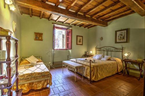 une chambre avec deux lits dans une pièce dans l'établissement Il Portico, à Gaiole in Chianti