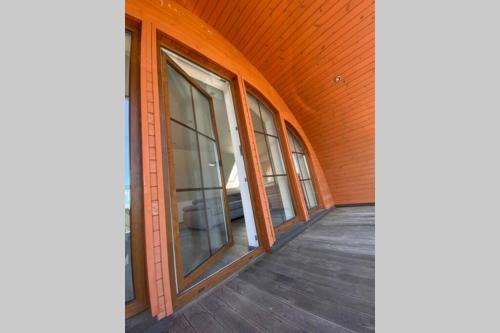 een rij ramen in een gebouw met een houten vloer bij Naujai įrengtas namas, nuostabios gamtos apsuptyje in Žagarė