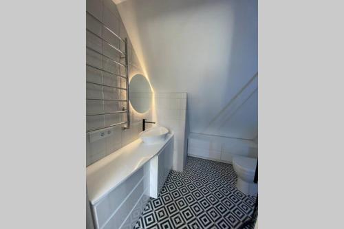 een badkamer met een wastafel en een toilet bij Naujai įrengtas namas, nuostabios gamtos apsuptyje in Žagarė